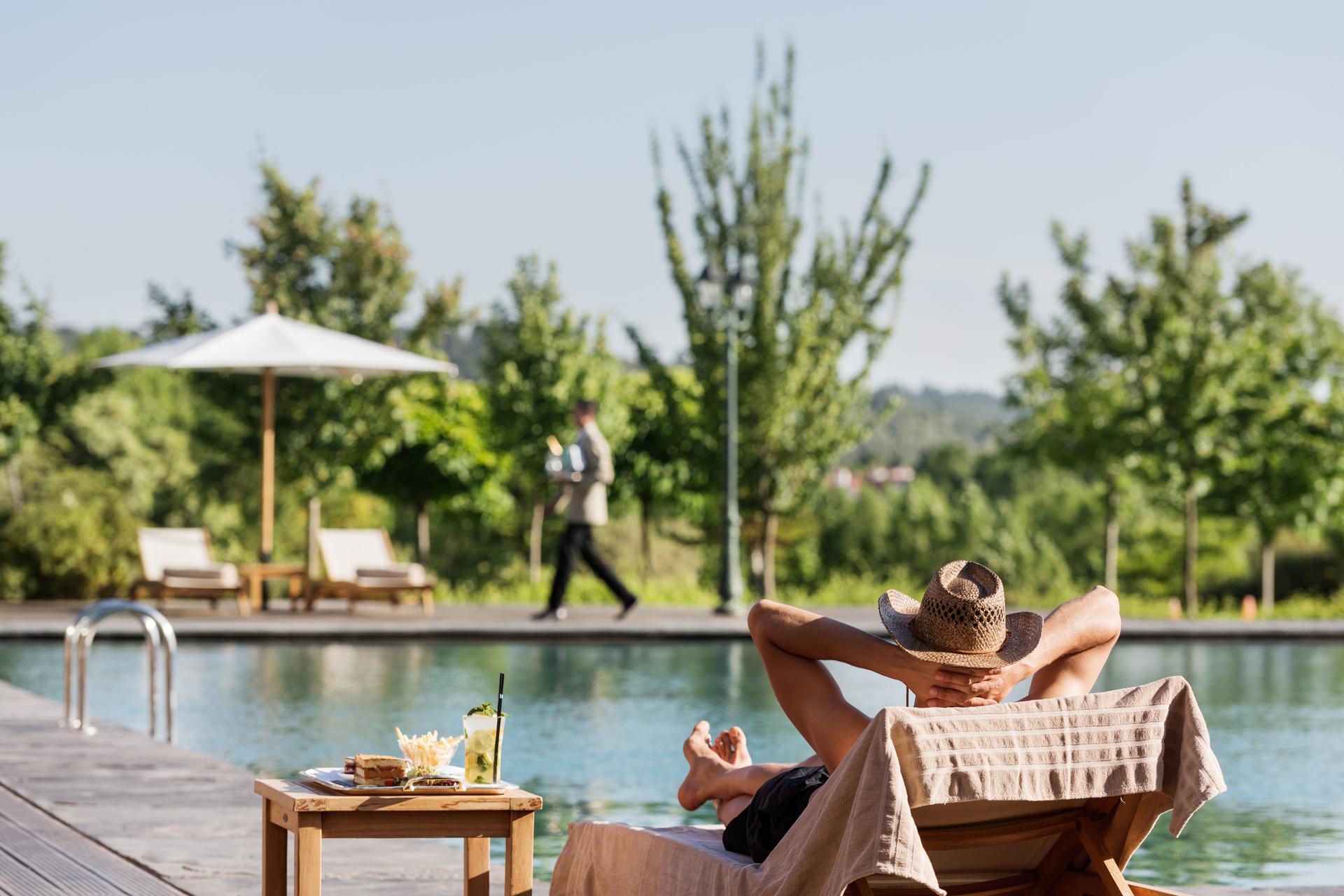 Michlifen Resort & Golf Ifrane  Exterior foto A man relaxing by a pool