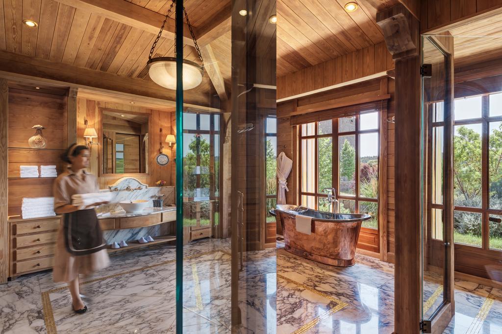 Michlifen Resort & Golf Ifrane  Exterior foto A bathroom at The Lodge at Blue Sky